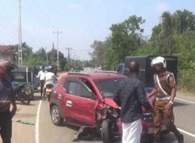 மட்டக்களப்பு – கல்முனை வீதியில் முச்சக்கரவண்டி விபத்து: 3 இளைஞர்கள் படுகாயம்!