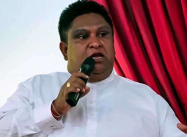 ஆளும் கட்சி காட்டுச் செடிகளாகி எதிரணி தங்கச் செடிகளாக மாறலாம் – சாமர சம்பத்